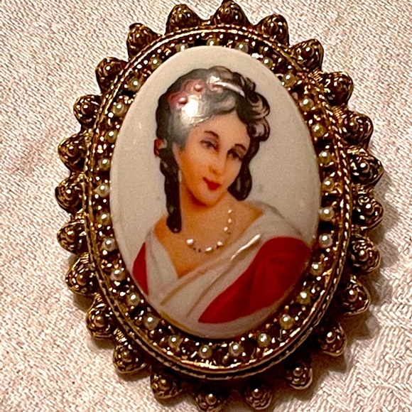 Broche Ancienne Limoges Porcelaine - Dame Au Chapeau Et Prétendant - Années Folles